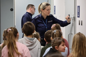 Policjanci pokazujący dzieciom areszty i cele
