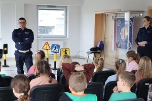 Policjanci mówiący do dzieci