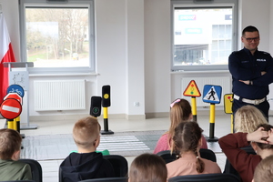 Policjant mówiący do dzieci