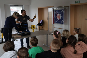 Policjantka i technik kryminalistyki mówiący do dzieci