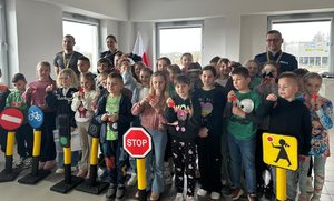 Zdjęcie grupowe z policjantami