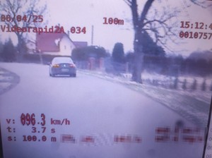 Ekran policyjnego wideorejestratora pokazujący nagrane wykroczenie