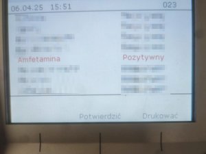 Ekran policyjnego narkotestera z pozytywnym wynikiem badania