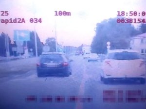 Zdjęcie z policyjnego wideorejestratora pokazujące moment wyprzedzania