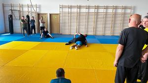 Policyjni instruktorzy i ratownicy na szkoleniu na matach