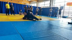 Policyjni instruktorzy i ratownicy na szkoleniu na matach