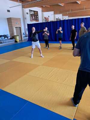 Policyjni instruktorzy i ratownicy na szkoleniu na matach