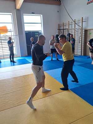 Policyjni instruktorzy i ratownicy na szkoleniu na matach