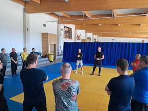 Policyjni instruktorzy i ratownicy na szkoleniu na matach