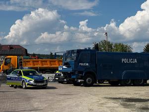 Policjanci podczas zabezpieczenia meczu piłki nożnej Czarni Jasło - Karpaty Krosno