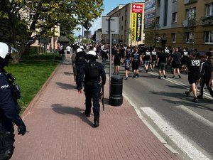 Policjanci podczas zabezpieczenia meczu piłki nożnej Czarni Jasło - Karpaty Krosno
