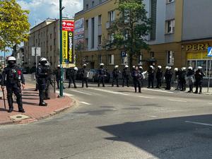 Policjanci podczas zabezpieczenia meczu piłki nożnej Czarni Jasło - Karpaty Krosno