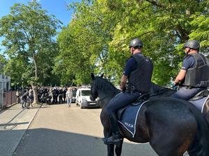 Policjanci podczas zabezpieczenia meczu piłki nożnej Czarni Jasło - Karpaty Krosno