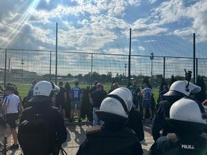 Policjanci podczas zabezpieczenia meczu piłki nożnej Czarni Jasło - Karpaty Krosno