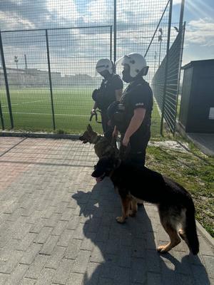 Policjanci podczas zabezpieczenia meczu piłki nożnej Czarni Jasło - Karpaty Krosno