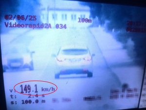 Ekran wideorejestratora z zarejestrowanym przekroczeniem prędkości