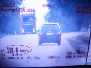 Ekran wideorejestratora z zarejestrowanym przekroczeniem prędkości