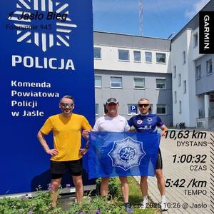 Jasielscy policjanci przed komendą