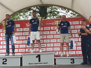 zdj. z Iławy przedstawiające laureatów stojących na podium z pucharami