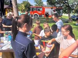 dziewczynka lsująca pytanie od policjantki