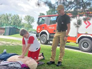 chłopiec podczas RKO i strażak