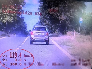 Zdjęcia ekranu wideorejestratora z ujawnioną prędkością i pojazdem