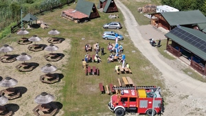 Policjant mówiący do młodzieży - ujęcie z drona