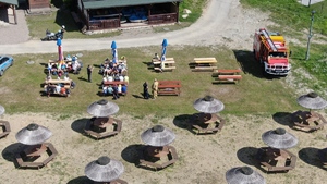 Policjant mówiący do młodzieży - ujęcie z drona