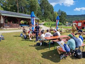 Policjant mówiący do młodzieży