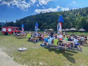 Policjant mówiący do młodzieży