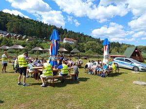 Policjant mówiący do młodzieży