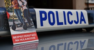 Ulotka informacyjna na dachu radiowozu obok belki z sygnałami