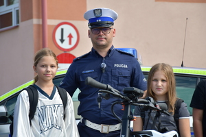 Dziewczynki z policjantem