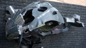 Roztrzaskany kask rowerowy