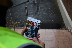 Policjanci z wraz z przedstawicielami komisji rozdający ulotki przed szkołami