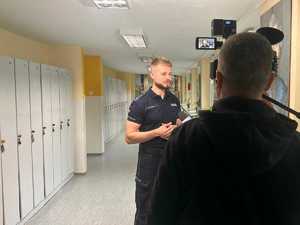 Oficer prasowy podczas wywiadu