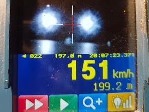 Ekran ręcznego miernika prędkości z przekroczeniem 151 km/h