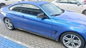 BMW z przyciemnionymi szybami