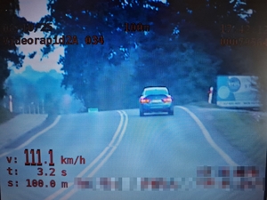 Ekran wideorejestratora z prędkością 111 km/h