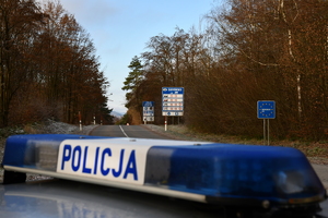 Belka z sygnałami polskiego radiowozu na tle wjazdu na terytorium Słowacji