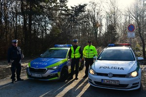 Polscy i słowaccy policjanci na granicy w Ożennej