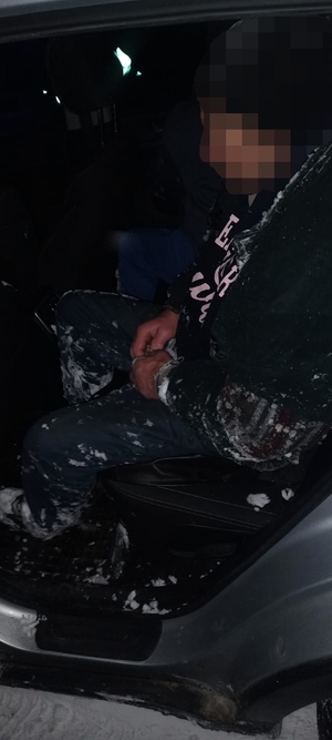 Mężczyzna w radiowozie