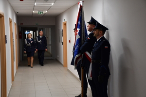 Zdjęcia z uroczystej zbiórki podczas, której nastąpiło zdanie i przejęcie obowiązków służbowych na stanowisku Komendanta Powiatowego Policji w Jaśle