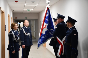 Zdjęcia z uroczystej zbiórki podczas, której nastąpiło zdanie i przejęcie obowiązków służbowych na stanowisku Komendanta Powiatowego Policji w Jaśle