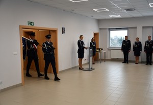 Zdjęcia z uroczystej zbiórki podczas, której nastąpiło zdanie i przejęcie obowiązków służbowych na stanowisku Komendanta Powiatowego Policji w Jaśle