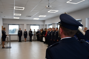 Zdjęcia z uroczystej zbiórki podczas, której nastąpiło zdanie i przejęcie obowiązków służbowych na stanowisku Komendanta Powiatowego Policji w Jaśle