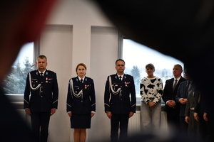 Zdjęcia z uroczystej zbiórki podczas, której nastąpiło zdanie i przejęcie obowiązków służbowych na stanowisku Komendanta Powiatowego Policji w Jaśle