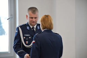 Zdjęcia z uroczystej zbiórki podczas, której nastąpiło zdanie i przejęcie obowiązków służbowych na stanowisku Komendanta Powiatowego Policji w Jaśle