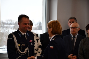 Zdjęcia z uroczystej zbiórki podczas, której nastąpiło zdanie i przejęcie obowiązków służbowych na stanowisku Komendanta Powiatowego Policji w Jaśle