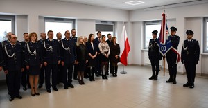 Zdjęcia z uroczystej zbiórki podczas, której nastąpiło zdanie i przejęcie obowiązków służbowych na stanowisku Komendanta Powiatowego Policji w Jaśle